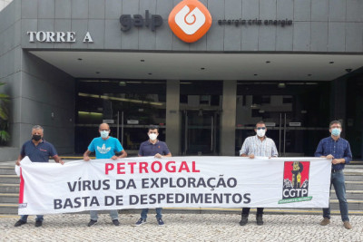 Faixa com a frase "Petrogal vírus da exploração basta de despedimentos" - Foto da CGTP