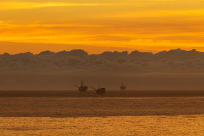 Todas as 23 plataformas de petróleo na costa da Califórnia têm décadas de funcionamento sem modernização.