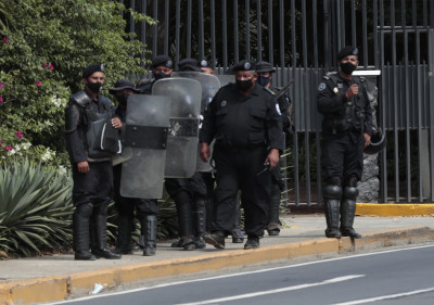 Polícia faz busca a casa de Cristiana Chamorro Barrios, filha da antiga presidente Violeta Barrios de Chamorro (1990-1997). O Ministério Público diz que investiga crimes de gestão abusiva, falsidade ideológica, tanto em concorrência real com dinheiro, bens e lavagem de ativos, Manágua, Nicarágua, 2 de junho de 2021 – Foto de Jorge Torres/Epa/Lusa