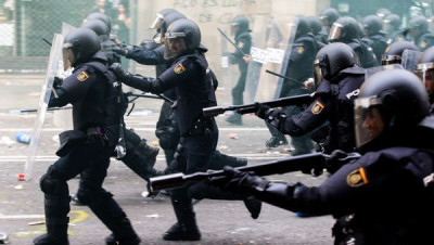 Polícia carrega em Barcelona, no dia 18 de setembro de 2019 – Foto de Enric Fontcuberta/Epa/Lusa