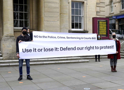 Protesto contra a lei de policiamento do governo conservador britânico. 