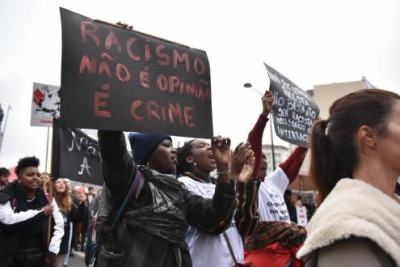Racismo não é opinião, é crime (faixa) - Foto de Ana Mendes