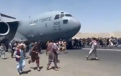 Imagem da partida de um avião militar dos EUA com centenas de afegãos a tentarem impedir. Via Twitter de Ragip Soylu. 