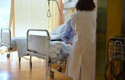 Paciente em cama de hospital. Foto de Paulete Matos.