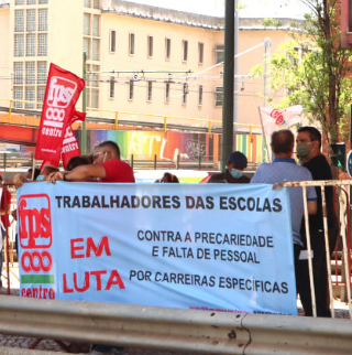Trabalhadores das escolas em protesto. Foto da FNSTFP.