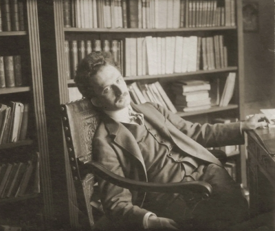 Lukács muito jovem na sua secretária. Foto de "Young Lukács: An interview & photo gallery," The Charnel-House.