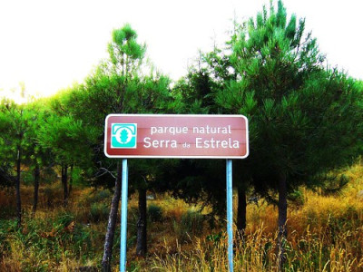 Placa do Parque Natural Serra da Estrela – foto de pedromcmoreira/flickr