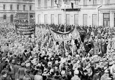 Manifestação de soldados na Rússia em fevereiro de 1917