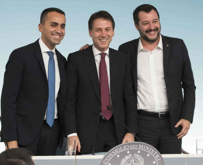 Ex-primeiro-ministo italiano Giuseppe Conte ladeado pelo líder da extrema-direita Salvini e por Di Maio que foi líder do Cinco Estrelas. Outubro de 2018. Foto do Governo Italiano.