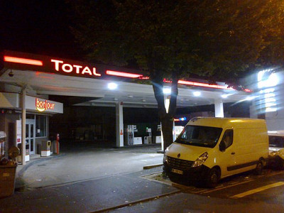 Eurodeputados bloquistas defendem exclusão da indústria dos combustíveis fósseis a fundos europeu - Estação de serviço da Total em Chaville, fonte wikipedia