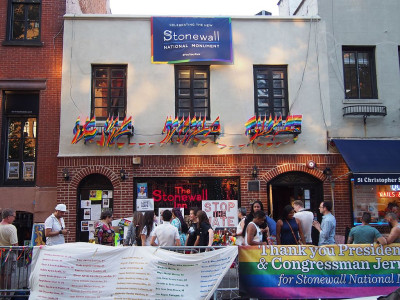 Stonewall Inn, o bar que deu nome aos motins LGBT em Nova Iorque em 1969, num evento comemorativo em 2016. Foto: Rhododendrites/Wikimedia Commons.