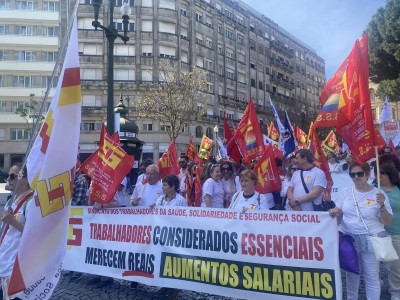 Trabalhadores do setor social numa manifestação com uma faixa do Sindicato dos Trabalhadores da Saúde, Solidariedade e Segurança Social (STSSSS)
