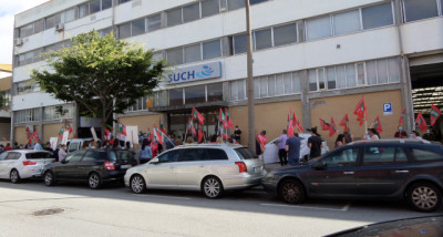 “Mais de 90% dos trabalhadores” dos SUCH aufere apenas o salário mínimo nacional. Os elevados níveis de adesão são “demonstrativos do descontentamento” que existe nos cerca de 3.500 trabalhadores face à atitude da administração e do Ministério da Saúde – Foto da CGTP