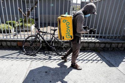 “Se as plataformas têm ganhos, também devem contribuir, mesmo que as plataformas aleguem que não são o empregador, nos casos de trabalhadores por conta própria”.