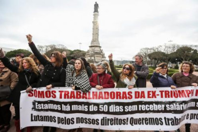 Trabalhadoras da Triumph foram a Belém mas não viram Marcelo – Foto de Nuno Fox/Lusa