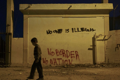 Criança migrante num campo em Lesbos. Janeiro de 2016.