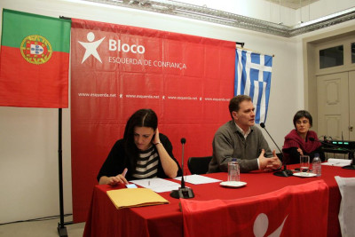 Balão vermelho e um comunicado presos a uma árvore.