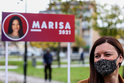 Marisa Matias em frente a um cartaz de campanha. Dezembro de 2020. Foto Nuno Fox/Lusa.