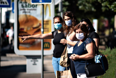 Mulheres na paragem do autocarro