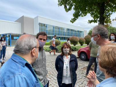 Catarina Martins e José Soeiro à saída de uma visita ao Centro de Apoio à Terceira Idade em Matosinhos.