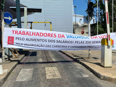 Faixa à entrada da Valorsul