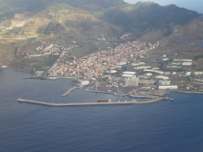 Caniçal (Madeira) e zona franca da Madeira à direita – Foto de Froth82/wikipedia