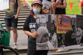Manifestante com cartaz em defesa de Assange