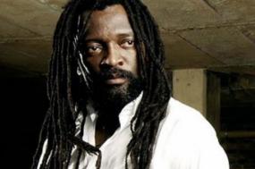 Lucky Dube foi um músico sul-africano e ativista anti-apartheid