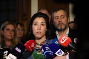 Joana Mortágua, falando aos jornalistas, e Mário Nogueira, no final da reunião do Bloco de Esquerda com a Fenprof - Foto de Manuel de ALmeida/Lusa