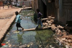 A falta de saneamento afeta a higiene de meninos e meninas, como ocorre com esse esgoto a céu aberto em Madagáscar - Foto: Lova Rabary-Rakontondravony/IPS