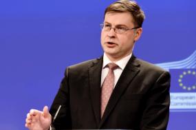 Em 2009, Valdis Dombrovskis, então primeiro-ministro e atual comissário europeu da economia e do euro, cortou todos os salários na Letónia em 25% em 2009. Nas eleições de 2018, o seu partido (Unidade) perdeu quase 70% do seu eleitorado