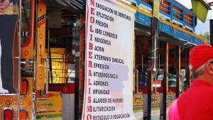 Cartaz na caravana contra as multinacionais, uma iniciativa dos sindicatos da Colômbia em julho de 2014.