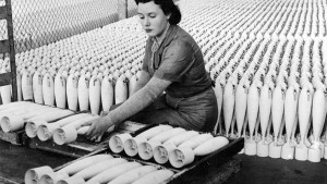 Mulher numa fábrica de bombas na Austrália em 1943.