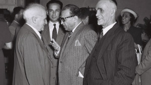 Reza Saffinia conversa com David Ben-Gurion e Shmuel Divon durante o cocktail oferecido pela delegação iraniana no edifício da Y.M.C.A. em Jerusalém. junho de 1950 