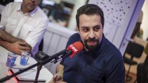 Guilherme Boulos em entrevista à rádio CBN durante a campanha. Foto de Mídia Ninja