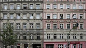Altbau por renovar e renovado. Até finais dos anos 1990, grande parte do centro de Berlim tinha o aspeto da esquerda. Hoje, tem o aspeto da direita. A par da renovação, veio a especulação. Foto: Kaspar Metz/Flickr.