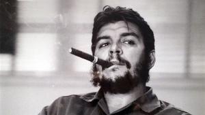 Che Guevara, aquando da entrevista com Laura Berquist, para a Revista Look, em 1963. Foto de René Burri/ Wikimedia.