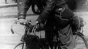 Ernesto Guevara, com 22 anos, numa viagem de motocicleta pelas províncias rurais do norte da Argentina, 1 de janeiro de 1950. Foto de Museo Che Guevara (Centro de Estudios Che Guevara), Habana, Cuba.