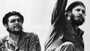 Che Guevara e Fidel Castro, fotografados por Alberto Korda, em 1961.