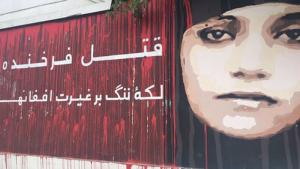 Um mural no Afeganistão protesta contra o assassinato de Fakunda Malikzada: 'O assassinato de Fakhunda é uma mancha em todos os homens afegãos'.