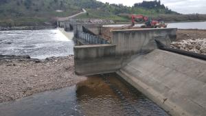 9jan2022 - Mais uma reparação do Açude Insuflável de Abrantes – Foto de Armindo Silveira