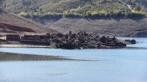Aldeia do Vilar, na Pampilhosa da Serra, submersa desde 1954, quando se fecharam as comportas da Barragem do Cabril, no Zêzere, emergiu, e pode ser visitada na forma de ruínas, com a descida do caudal do rio Zêzere, 01 de fevereiro de 2022 – Foto de Paulo Novais/Lusa