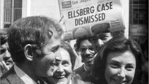 Daniel Ellsberg ao sair do tribunal, depois de terem sido retiradas todas as acusações contra ele.