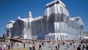 Wrapped Reichstag, obra de Christo e Jeanne-Claude em 1995, foto de Wolfgang Volz