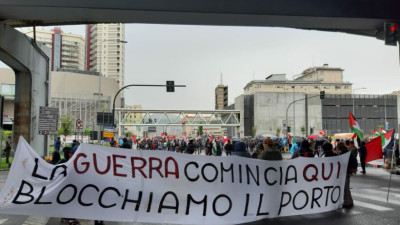 Trabalhadores do porto de Génova manifestam-se pela Palestina e contra a guerra.