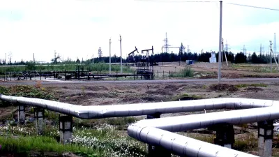 Oleoduto e instalações de gás, região de Usinsk, Rússia, em 1998. Alain Bachellier via flickr. 