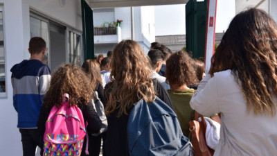 Estudantes entram na escola