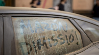 Mensagem escrita num carro coberto de lama após a passagem da tempestade