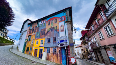 casas pintadas em prédio
