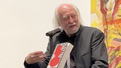 László Krasznahorkai na apresentação do livro Herscht 07769 em Nova Iorque. 